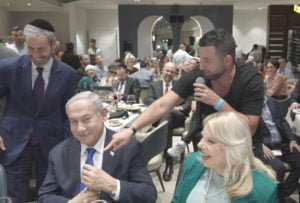 גיא הוכמן מצחיק את הקואליציה - צילום מסך מהוידאו