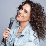 חגית גינזבורג במופע סטנדאפ